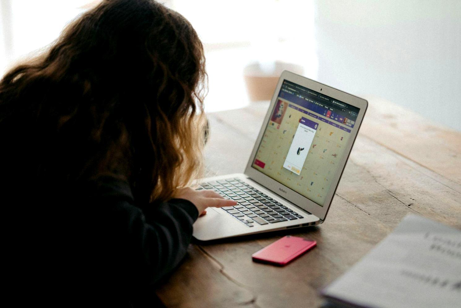 Das jovixalora-Team bei der Besprechung von Kundenprojekten