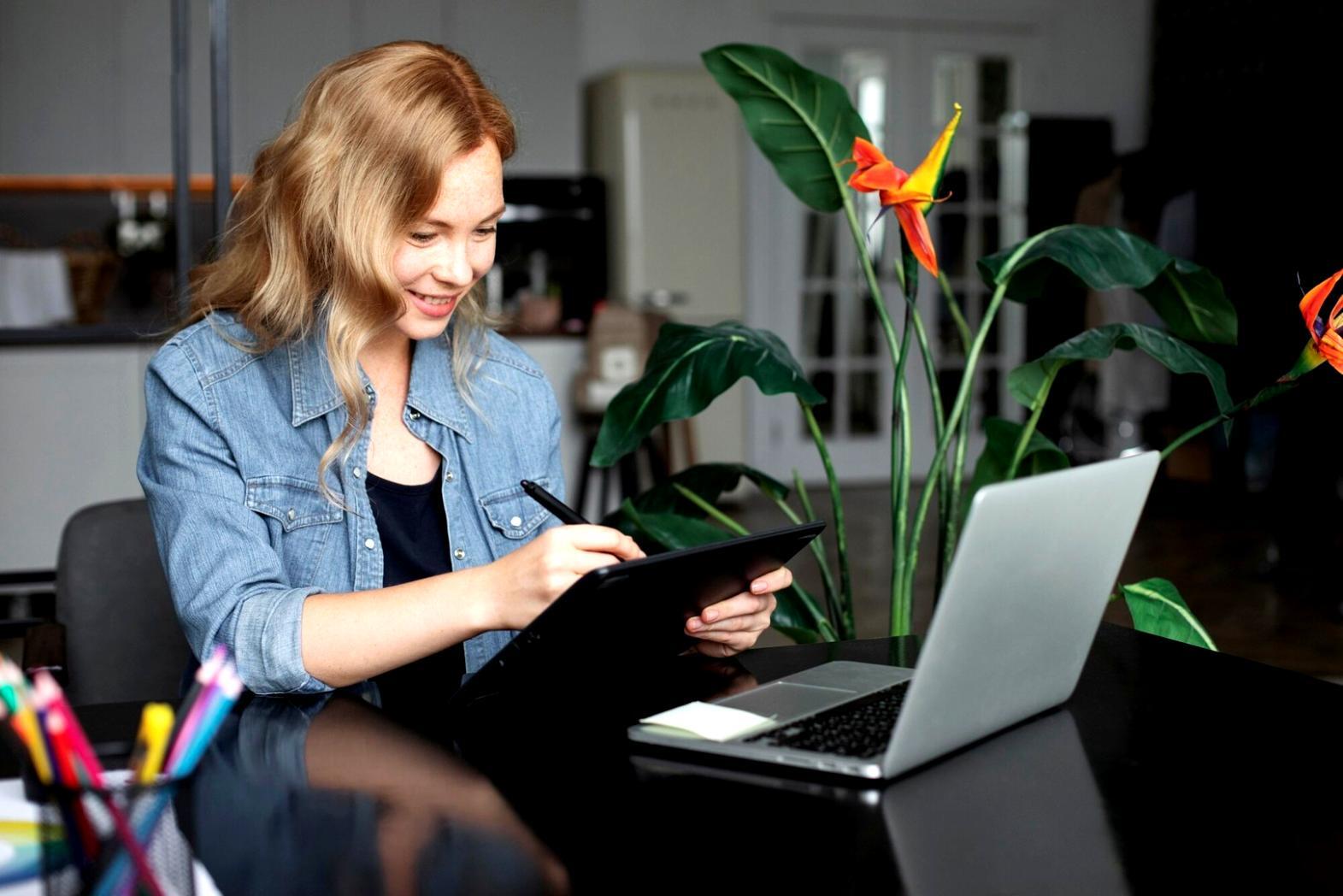 Professionelle Finanzberatung in modernem Büroumfeld